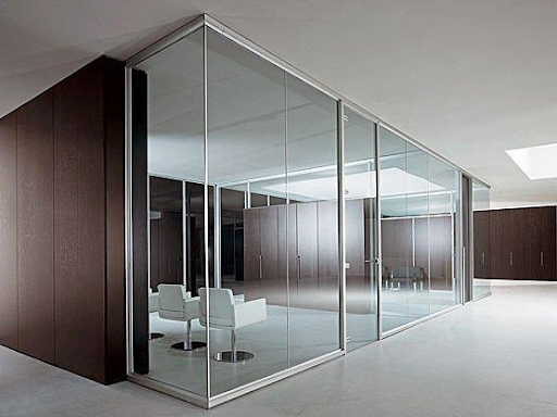 Cửa kính cường lực khiến không gian nội thất trở nên vô cùng sang trọng, hiện đại.