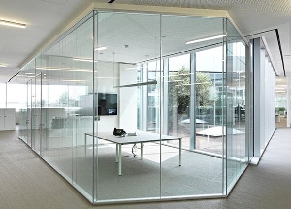 Với rất nhiều ưu điểm vượt trội, vách kính cường lực được sử dụng trong rất nhiều không gian nội thất văn phòng và gia đình.