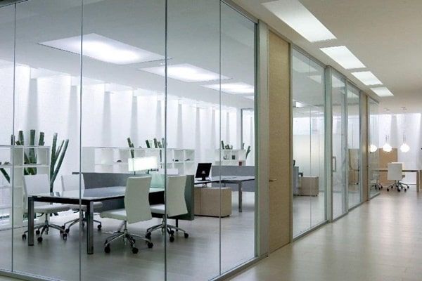 Vách kính cường lực có thiết kế đẹp mắt phù hợp với văn phòng và những không gian sống hiện đại.