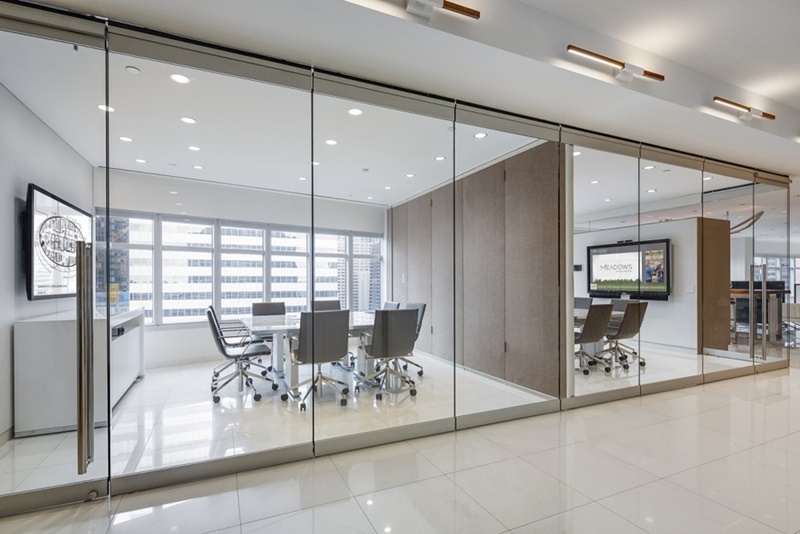 Vách kính văn phòng giúp không gian nội thất trở nên sang trọng, hiện đại hơn.