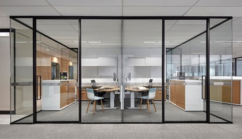 Vách kính văn phòng tạo ra một không gian làm việc hiện đại, sang trọng.