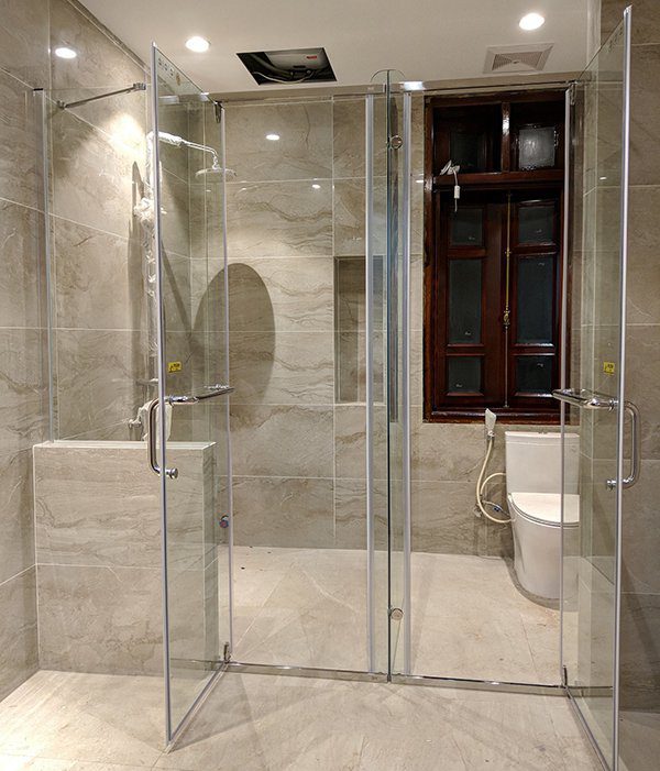 Vách kính nhà vệ sinh cửa mở quay
