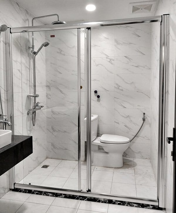 Vách kính nhà vệ sinh cửa lùa (trượt)